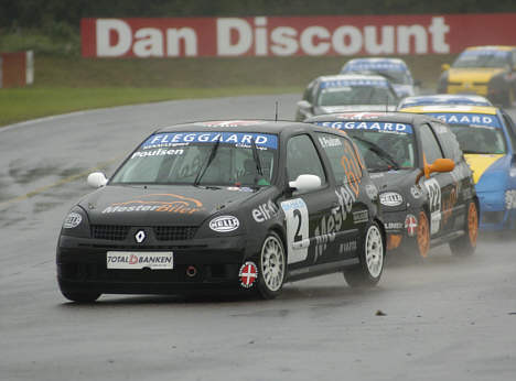 Kampen om Fleggaard Renault Clio Cup står mellem Per Poulsen (2) og Henrik Larsen (22).